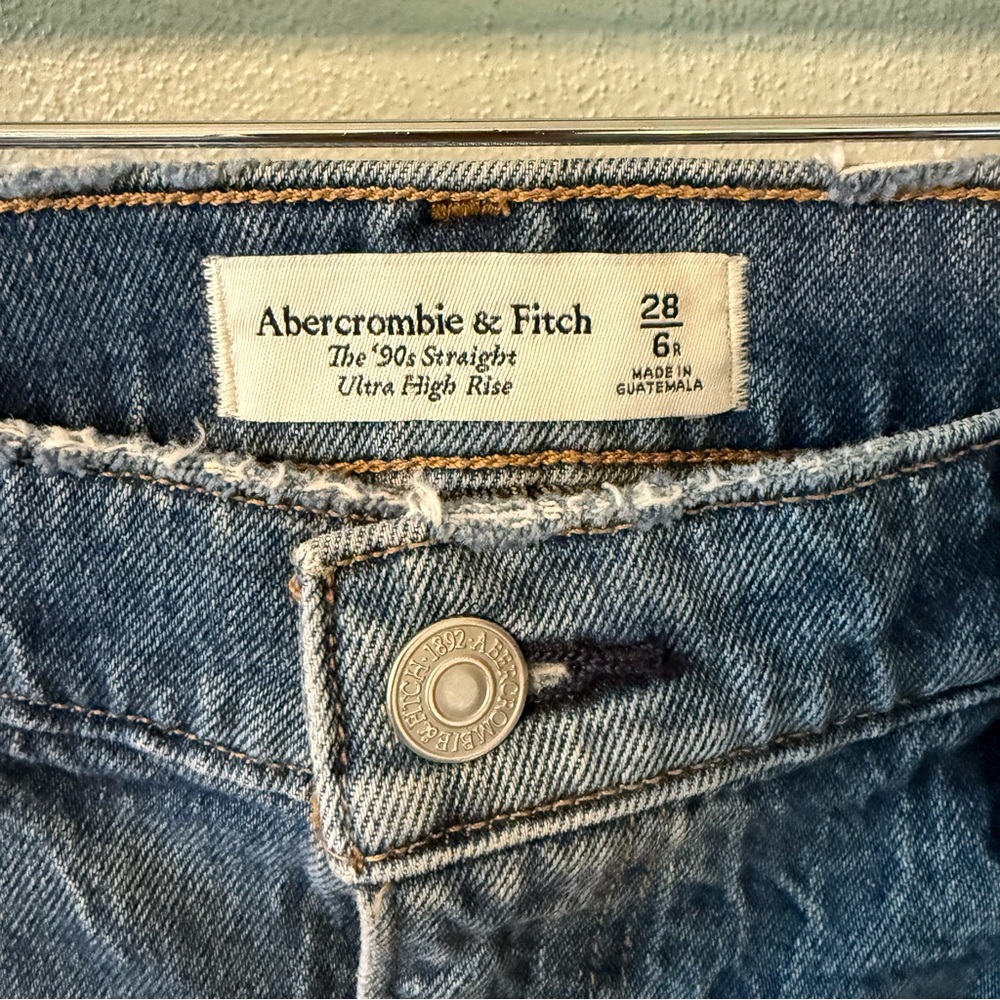 Abercrombie & Fitch Women’s 90’s Straight Leg Jeans Ultra High Rise Size 6/28 - Picture 3 of 10